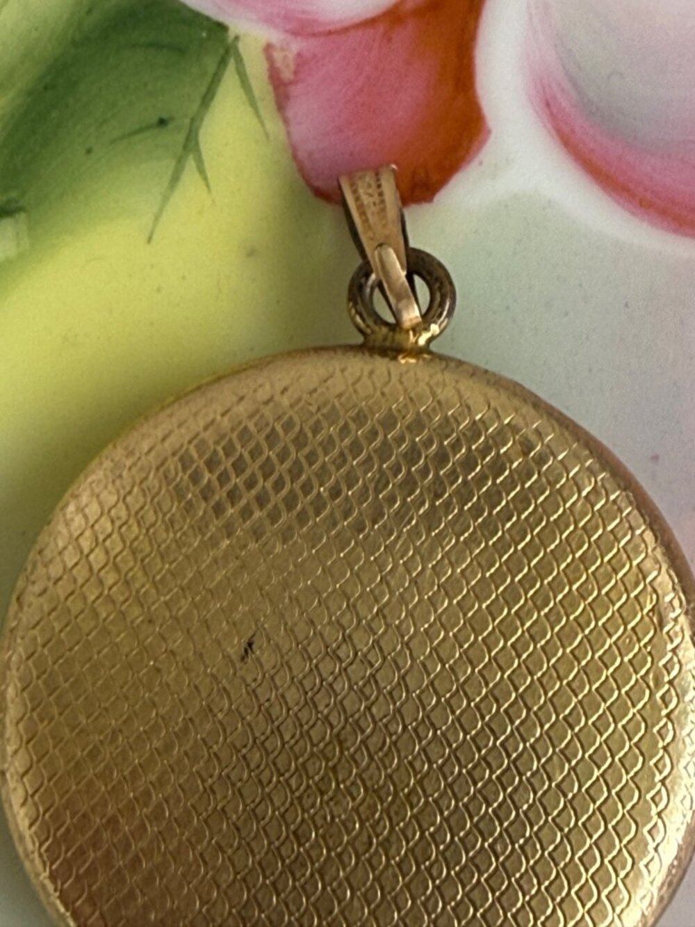 Antique 1920s Round Gold Filled Etched Floral Locket 1 1/8" - Picture 8 of 12